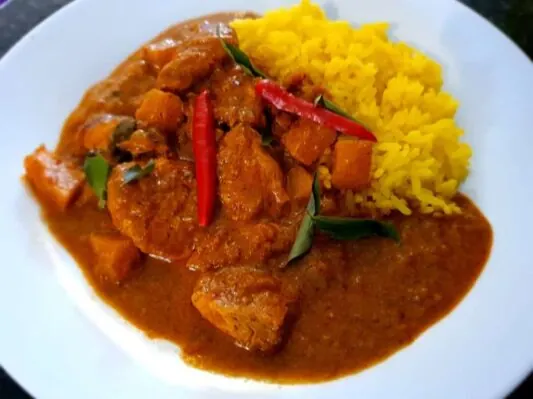 Chicken tikka-inspired curry served with yellow rice